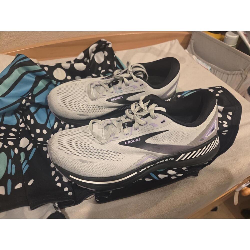 women sz 10.5 Brooks Adrenaline GTS Running Shoes - White /black /gray /purple - Picture 5 of 9